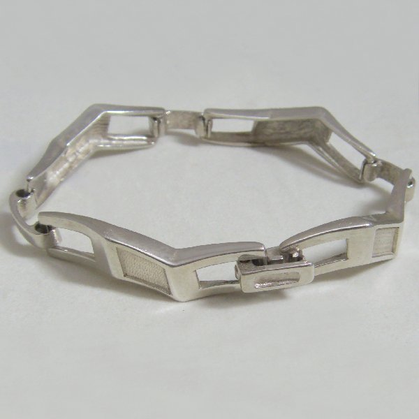 (b1270)Silver bracelet with wavy links.